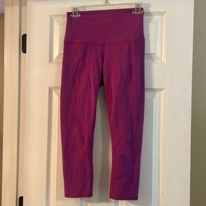 Lululemon cropped leggings 7/8. Size 6. Fuchsia. Great condition.